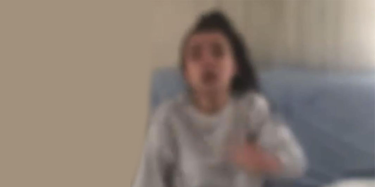 Darbettiği kız kardeşinin üzerine kaynar su döküp özür diletti