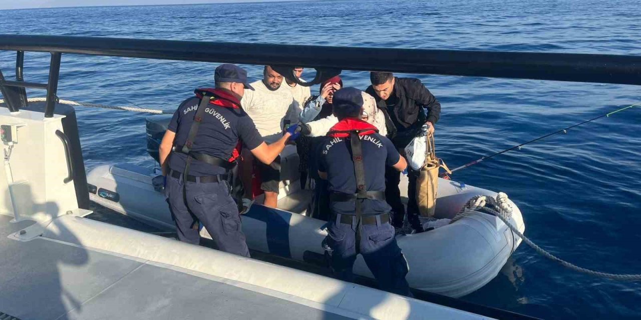 İzmir açıklarında 44 düzensiz göçmen yakalandı