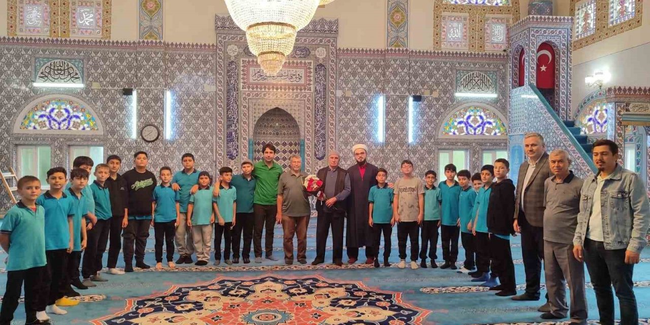 Sarıgöl’de öğrencilerden din görevlilerine çiçekli teşekkür