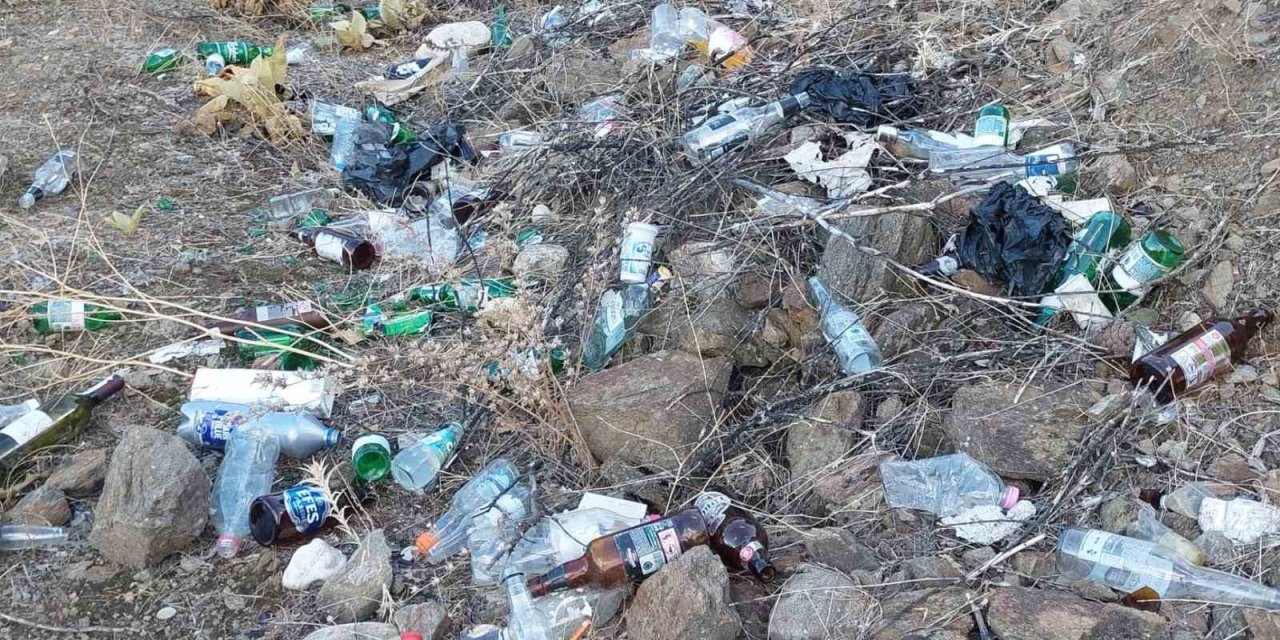Sarıgöllü çiftçilerden zeytinliğe atılan alkol şişelerine tepki