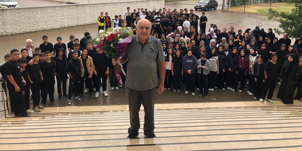 40 yıllık öğretmen mezun olduğu okulda gözyaşlarıyla emekliye ayrıldı