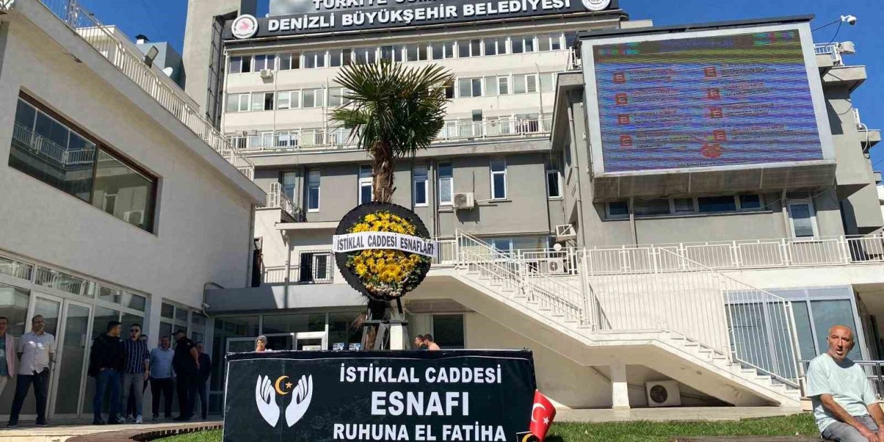 Esnafın tabutu Denizli Büyükşehir Belediyesinin önüne bırakıldı