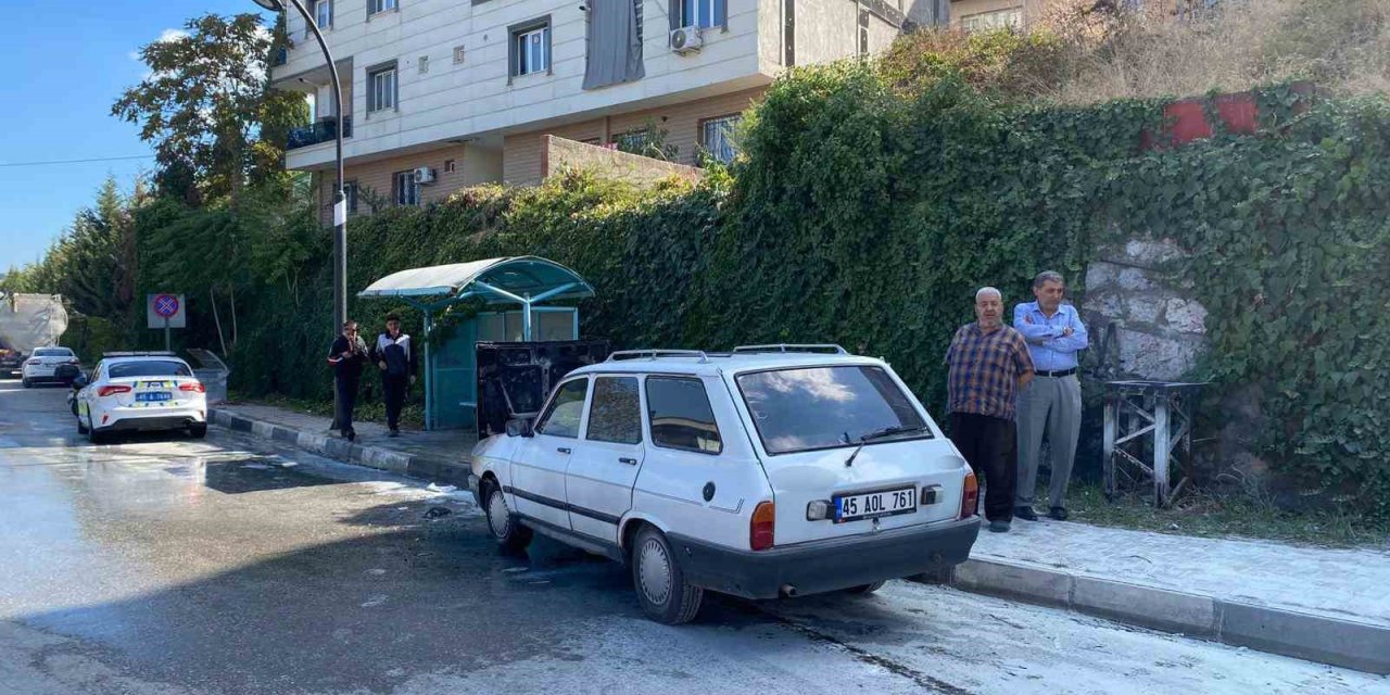 Turgutlu’da seyir halindeki otomobil alev aldı
