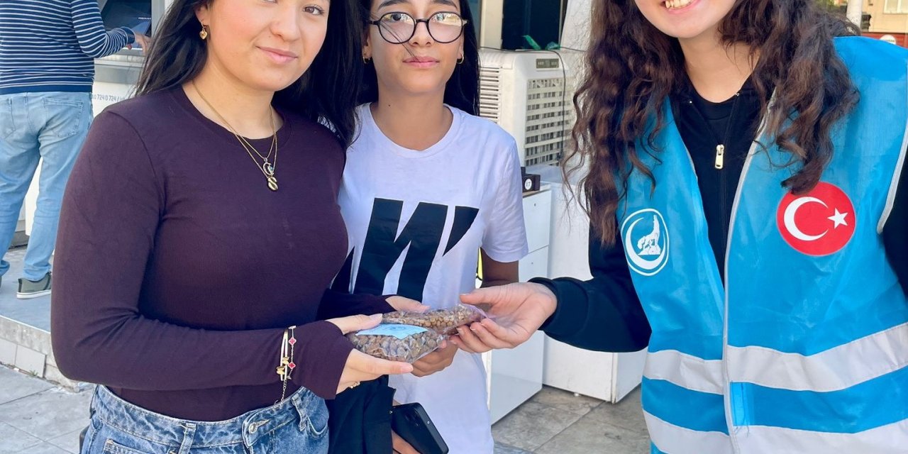 Salihli’de Ülkü Ocakları’ndan ’Can Dostlara’ mama desteği