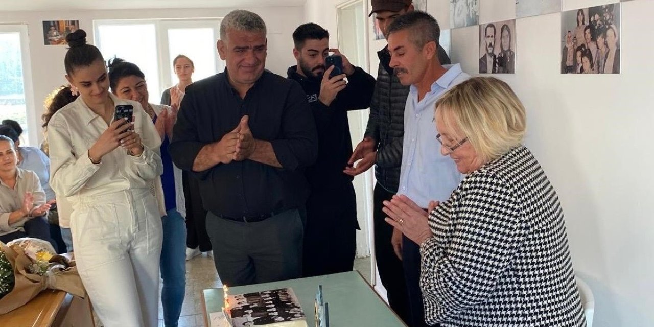 50 yıl sonra duygulandıran buluşma: Eski öğrencilerden Nesibe Öğretmen’e sürpriz doğum günü