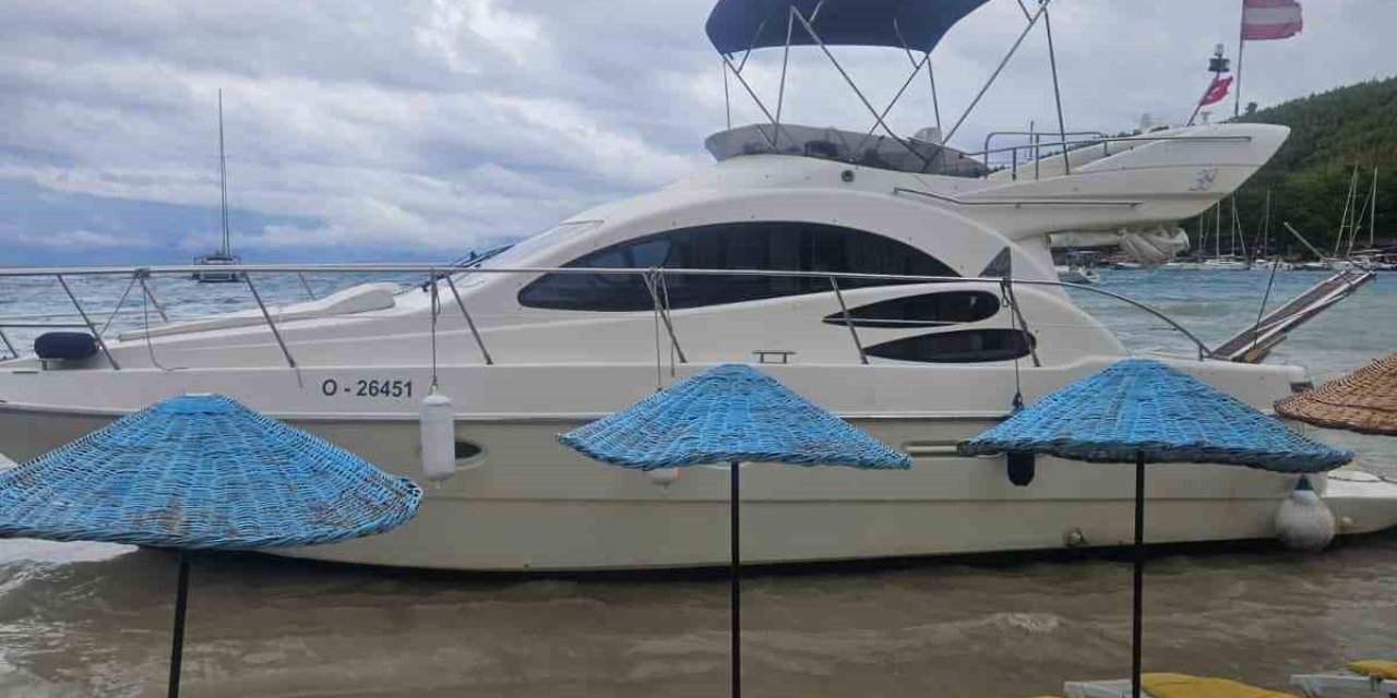 Akbük’te şiddetli rüzgar tekneyi sahile sürükledi