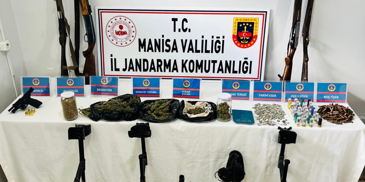 Manisa’da jandarmadan şok baskın: Uyuşturucu, silah ve tarihi eser ele geçirildi