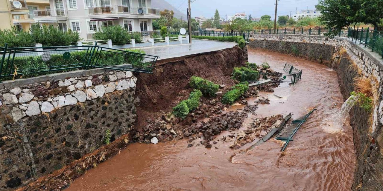 Marmaris’te sağanak yağış hayatı olumsuz etkiledi
