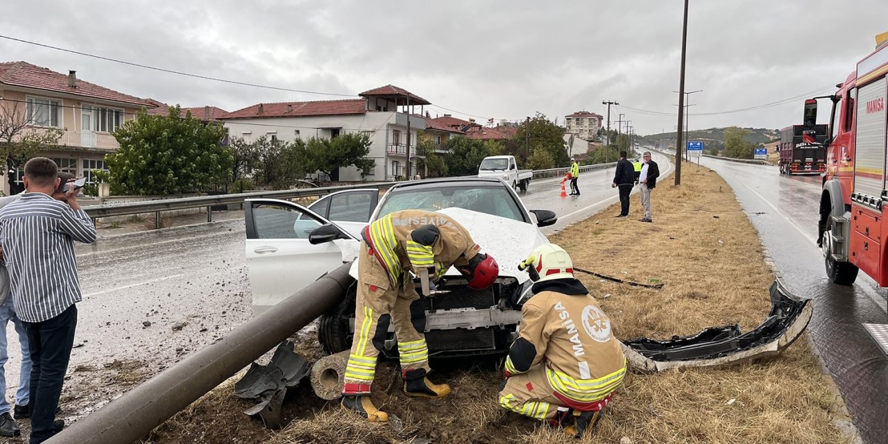 Kula’da facianın eşiğinden dönüldü: Otomobil orta refüje çıktı