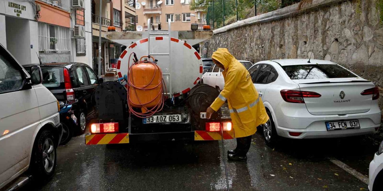 Kuşadası Belediyesi’nde sağanak seferberliği
