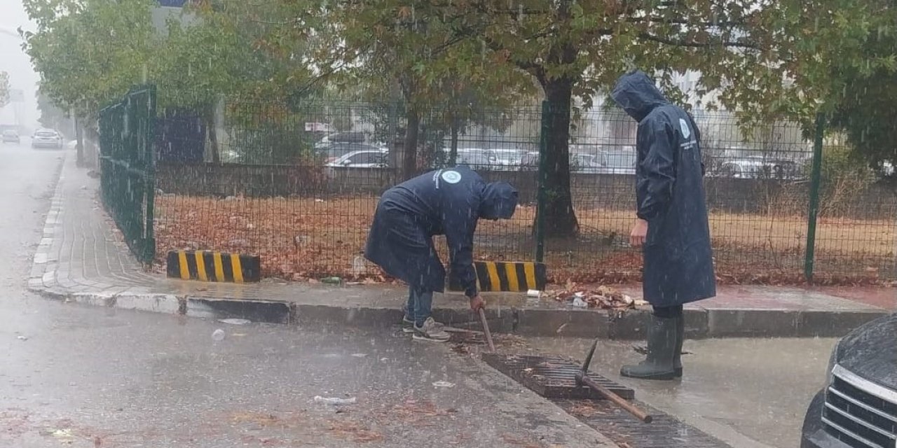 Manisa Büyükşehir ve MASKİ ekipleri yağmur için sahada