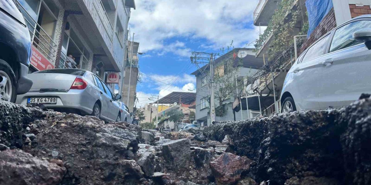 İzmir’deki sağanak bozuk yolları dere yatağına çevirdi