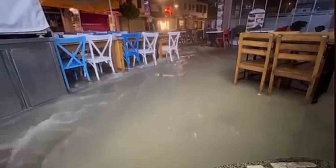 Çeşme’de şiddetli yağmur sele dönüştü