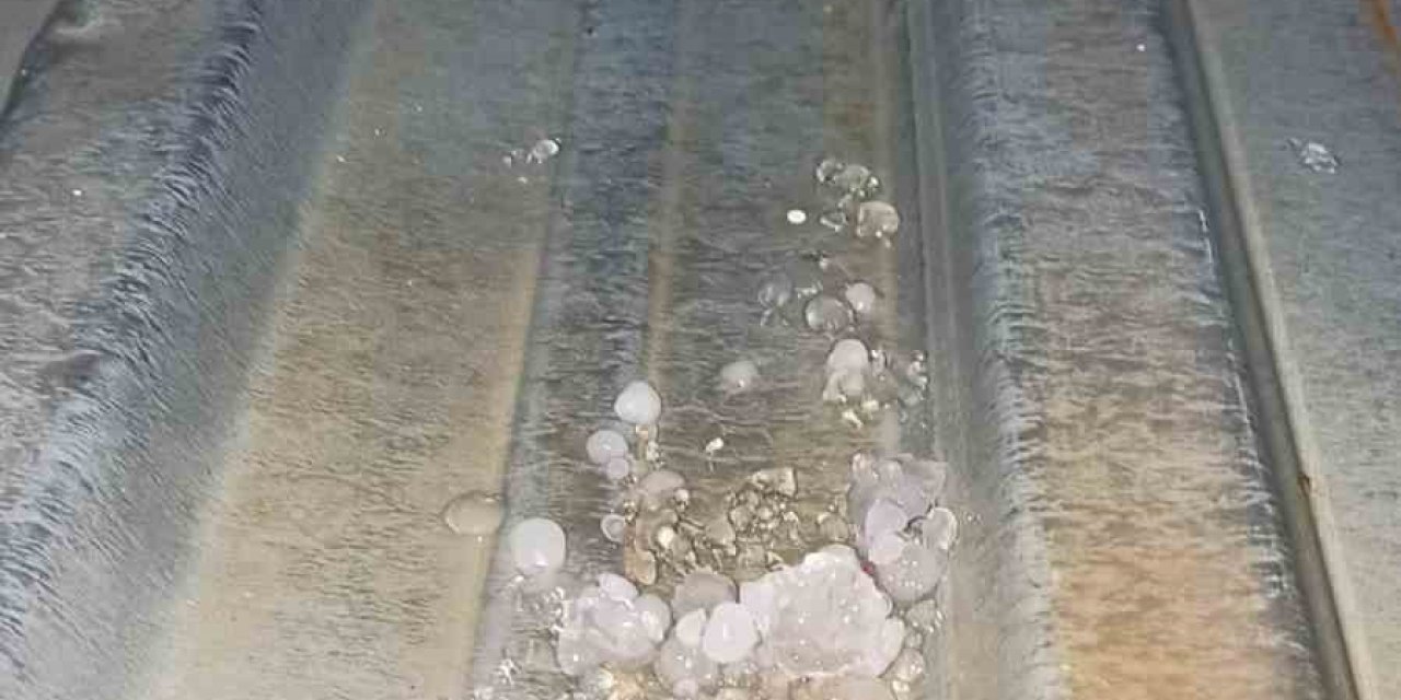 Manisa’da ceviz büyüklüğünde dolu yağdı