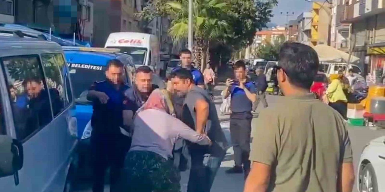 Pazar yerinde seyyar satıcı kadına zabıtadan orantısız müdahale