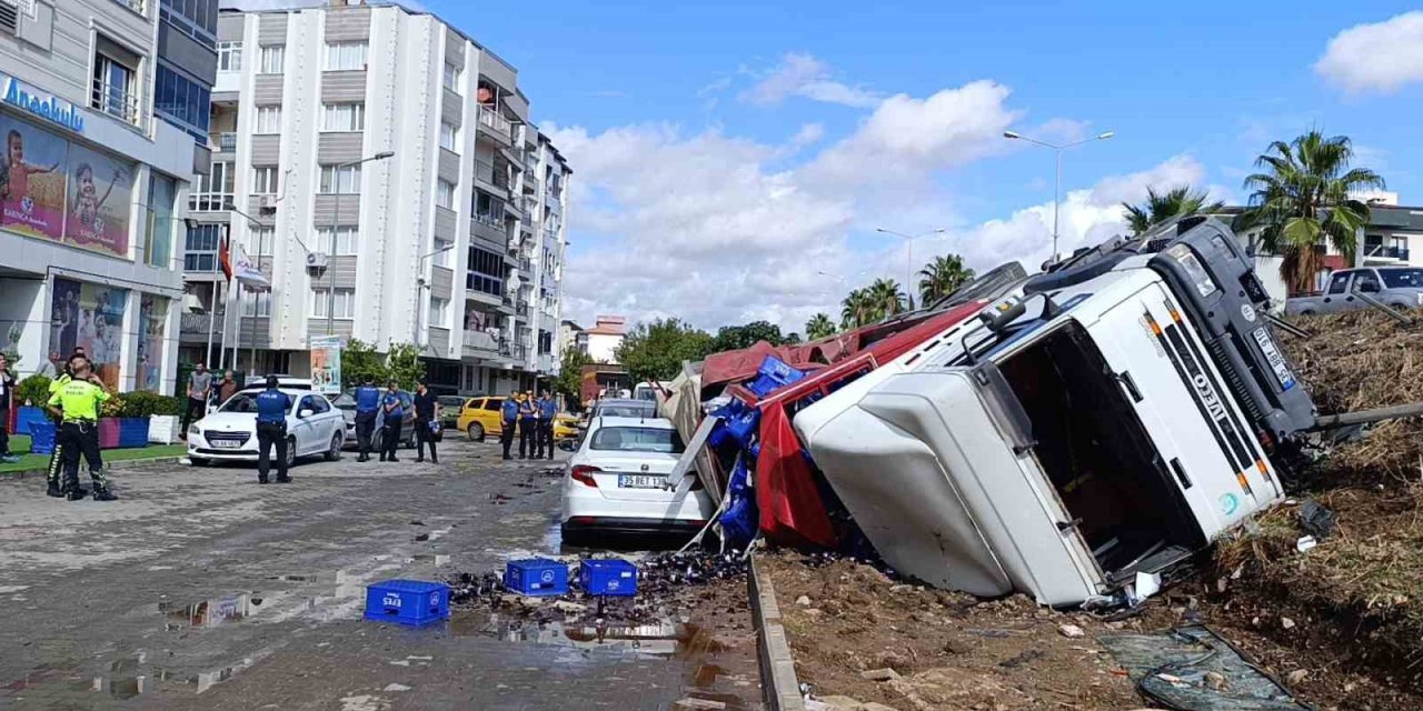 İzmir’de kontrolden çıkan tırın 2 aracı ezdiği anlar kamerada