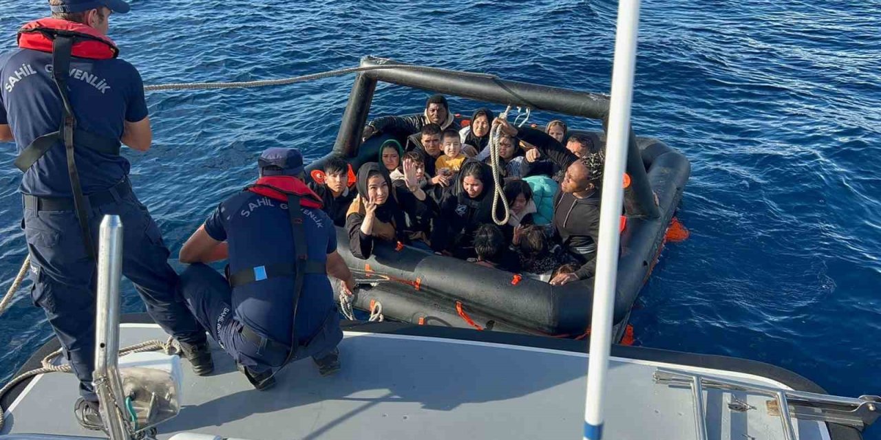 İzmir açıklarında 85 düzensiz göçmen kurtarıldı, 73 göçmen yakalandı