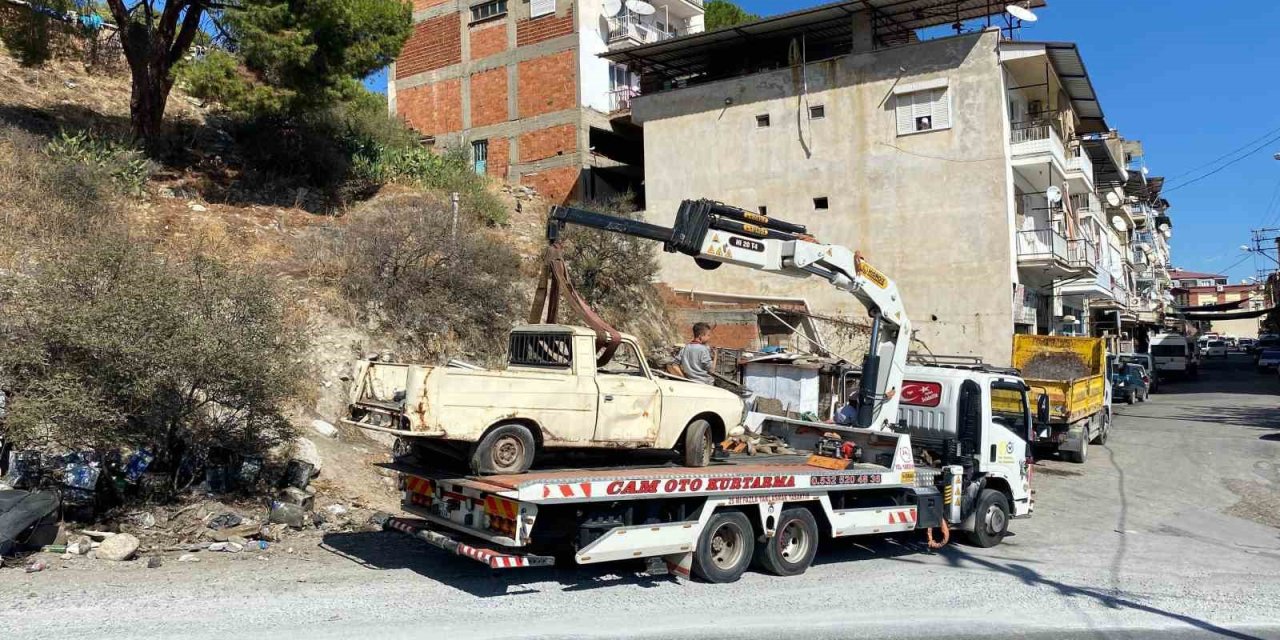 Bozdoğan’da yol kenarları hurda araçlardan temizlendi