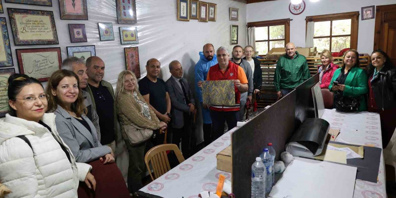 Erasmus projesi ortakları Menteşe’de geleneksel ebru deneyimi yaşadı