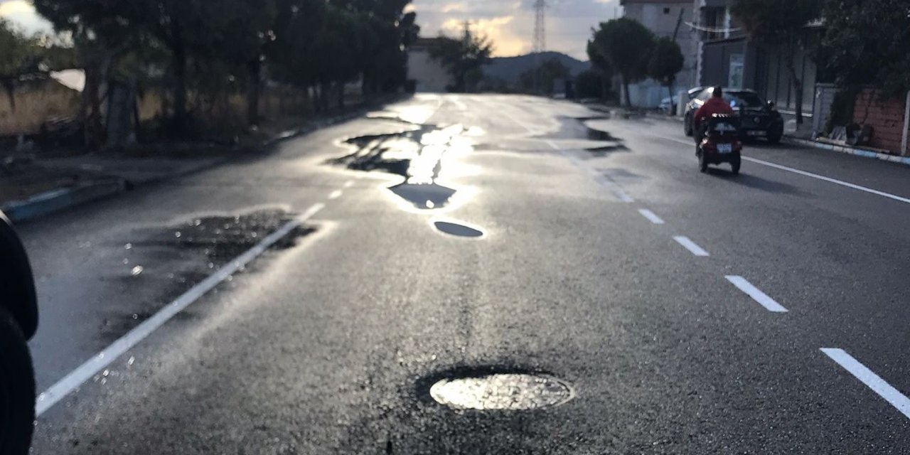 İzmir Büyükşehir’in Helvacı asfaltı 11 günde çöktü