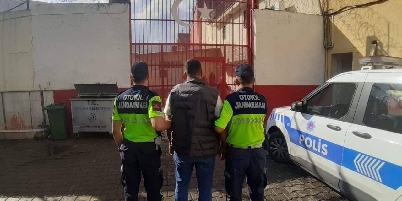 Aranan şahıs otoyol jandarmasına takıldı