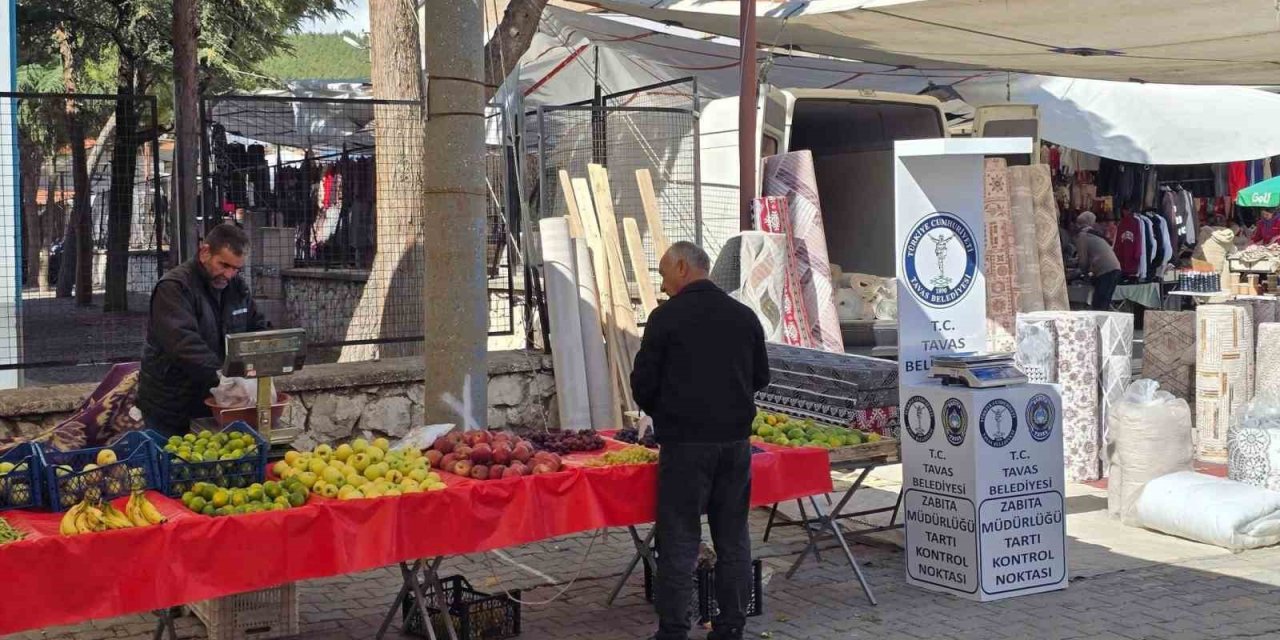 Tavas Belediyesi güvenilir alışverişi için pazaryerlerinde tartıları kontrol etti