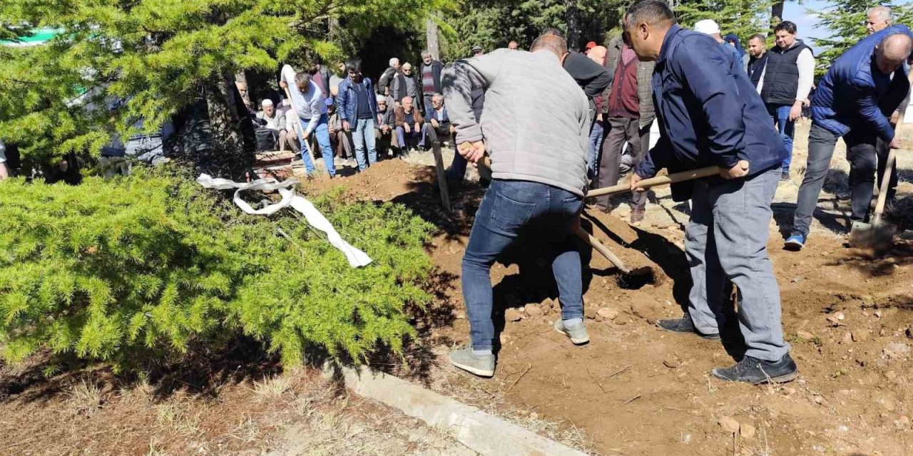 Sobadan zehirlenen anne ve kızı son yolculuklarına uğurlandı