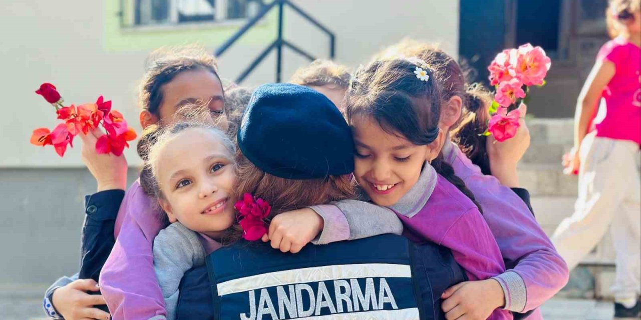 Jandarma kız çocuklarını unutmadı