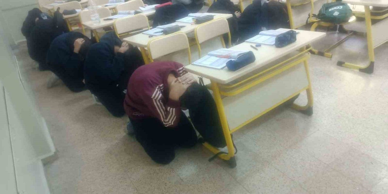 Lise öğrencilerine deprem tahliye tatbikatı