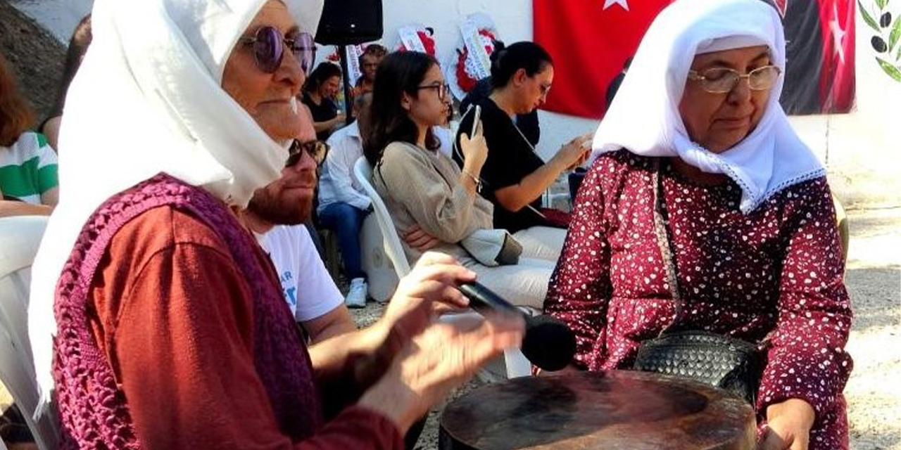 Kadınlar hamur leğenleriyle ritim tutuyor