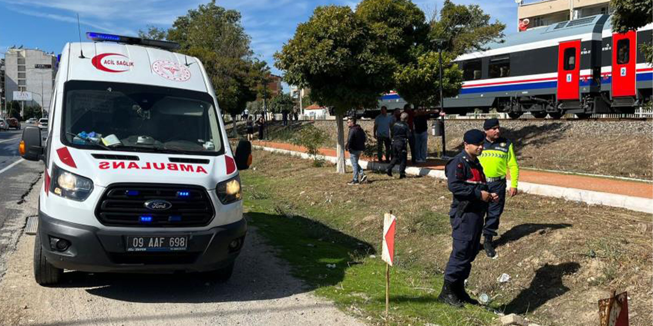 Torununu kurtardı, trenin altında kaldı