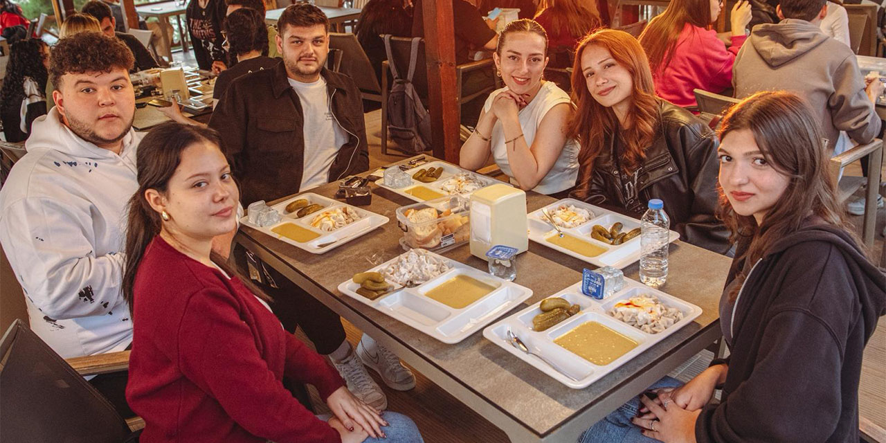 Kuşadası Belediyesi sofrasını bu yıl da üniversitelilerle paylaşıyor