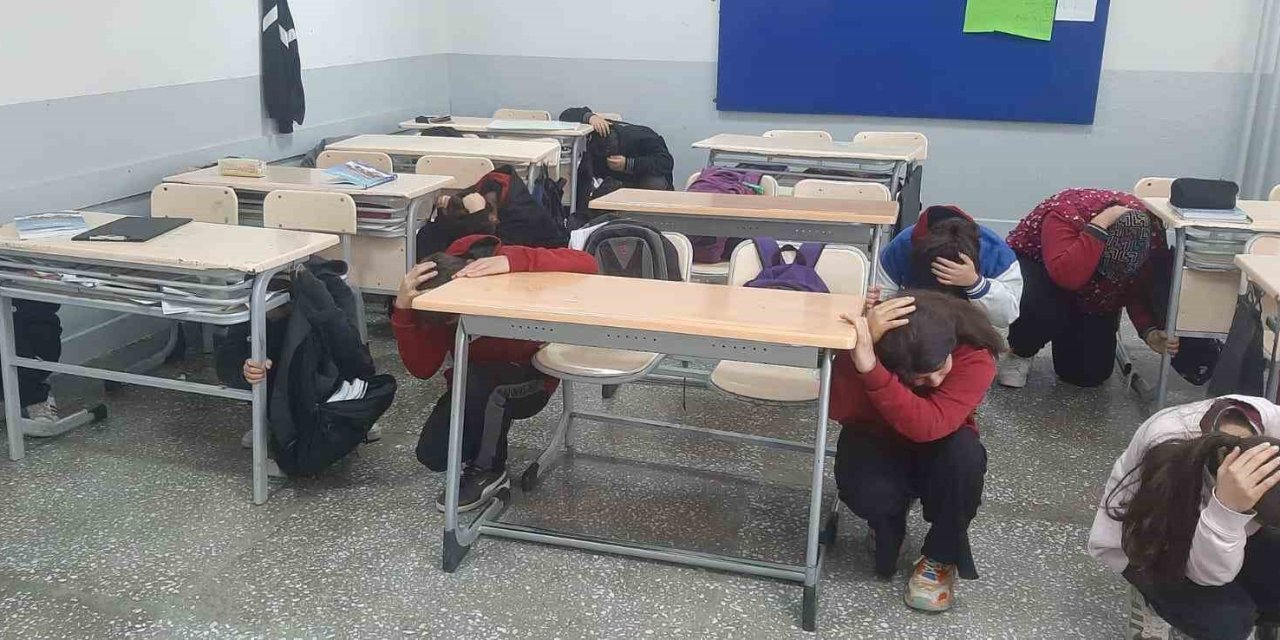 Denizli’de afetler ve dayanıklılık ayı etkinlikleri kapsamında okullarda eş zamanlı tatbikat yapıldı