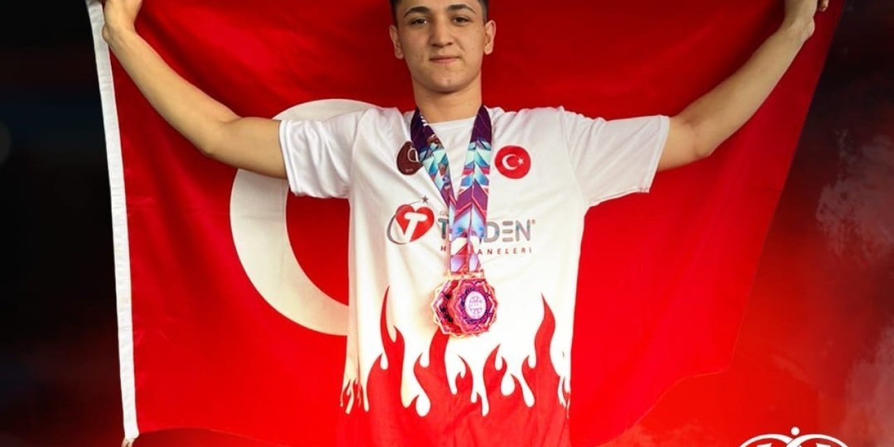 Denizlili Arda kick boksta Dünya 3.’sü oldu