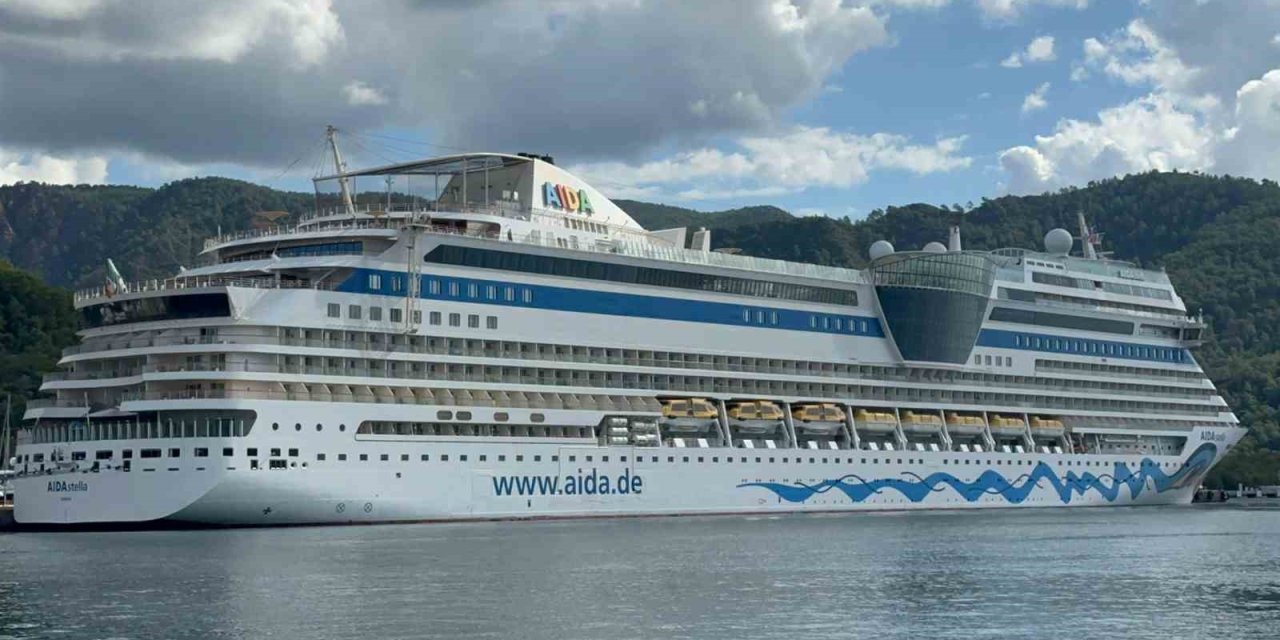 İtalya bayraklı dev kruvaziyer Marmaris’e 2 bin 500 yolcusuyla geldi