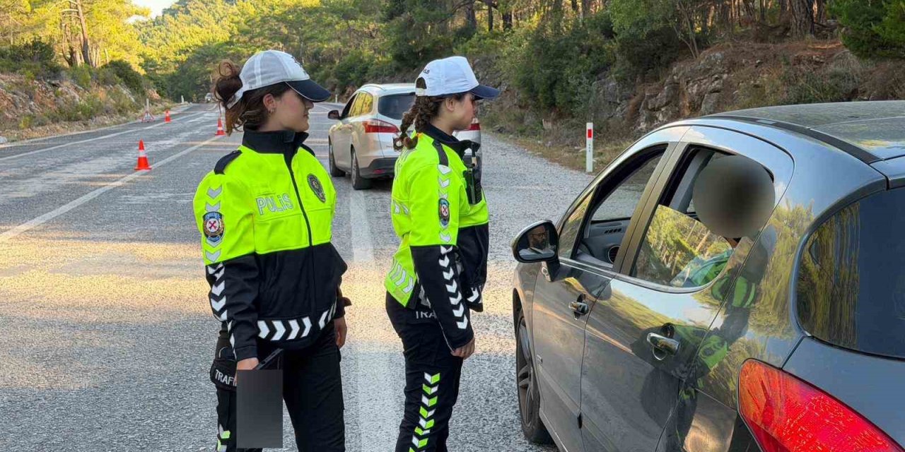 Çeşme-İzmir eski yolunun trafik güvenliği kadın polis memurlarına emanet