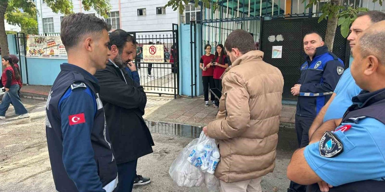 Manisa’da okul önlerinde seyyar satıcı denetimi