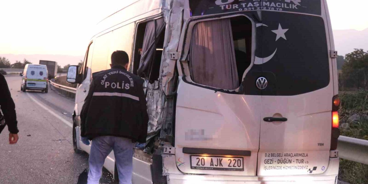 Kamyon emniyet şeridinde bekleyen işçi servisine çarptı: 1 ölü