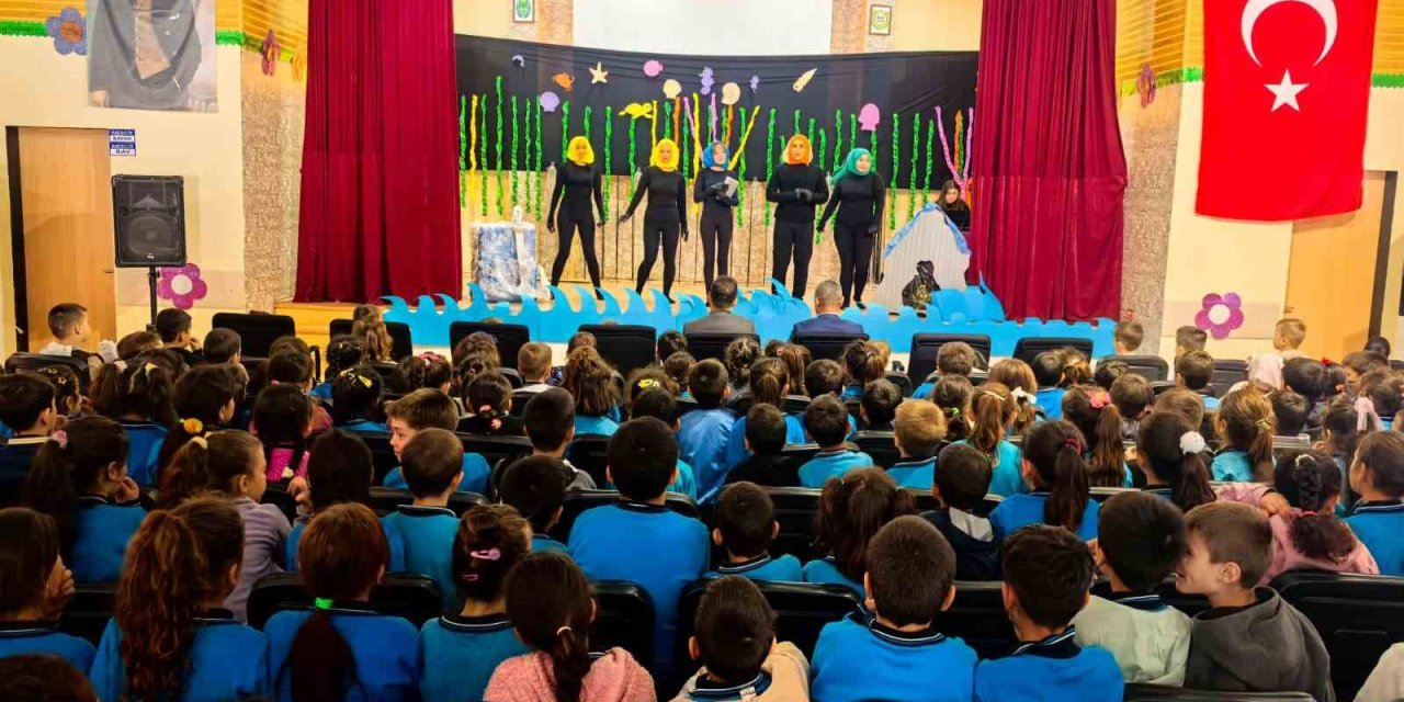 Kavaklıdere’de gönüllü gençlerden miniklere tiyatro keyfi