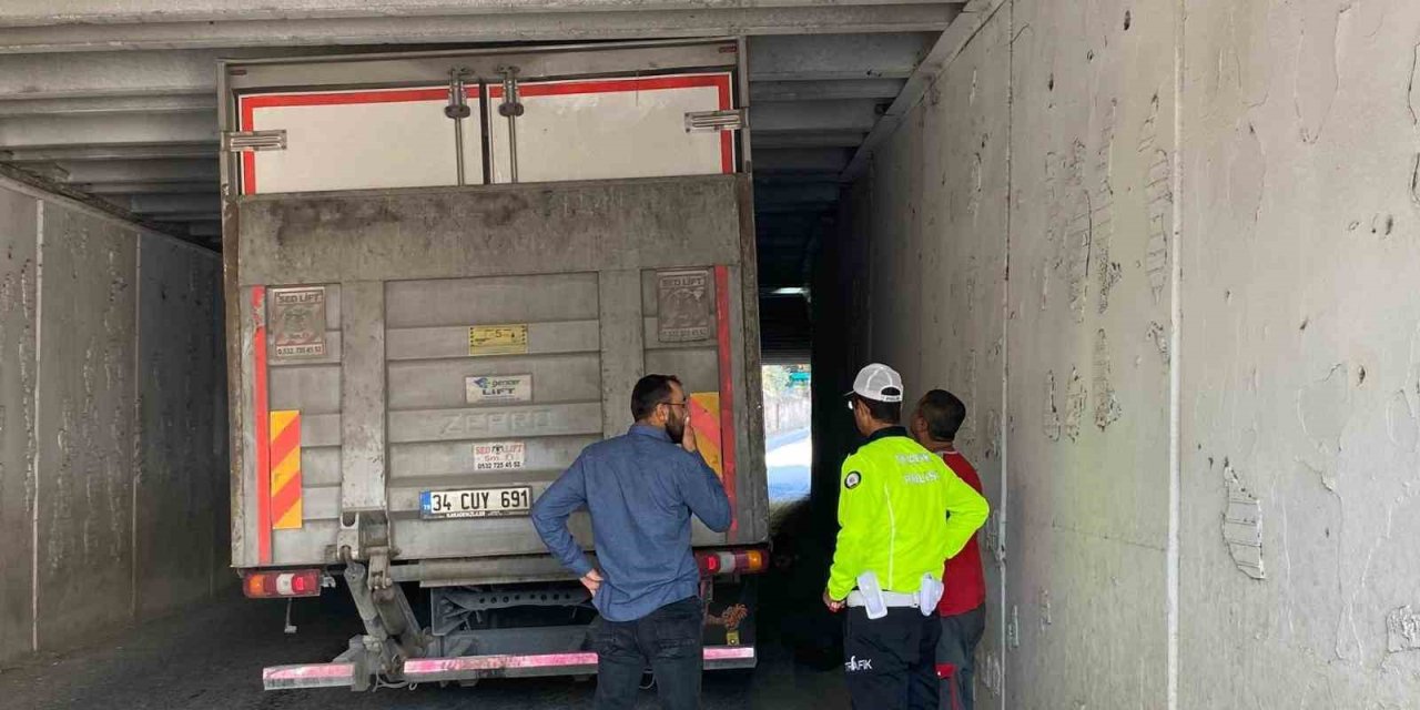 Alt geçitte sıkışan kamyonun yardımına ekipler yetişti