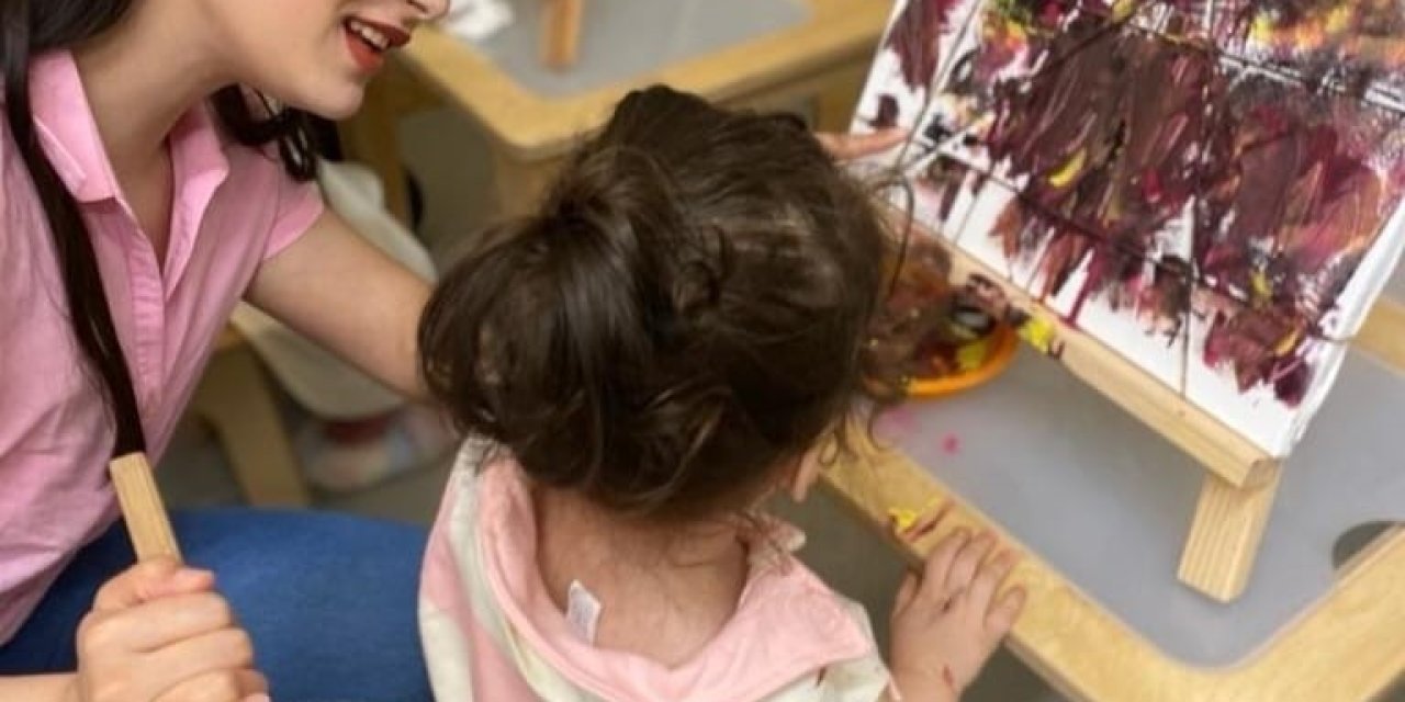 Karşıyaka’nın sanatçı öğretmeni, çocuklara sevgiyi, tuvale hayali işliyor