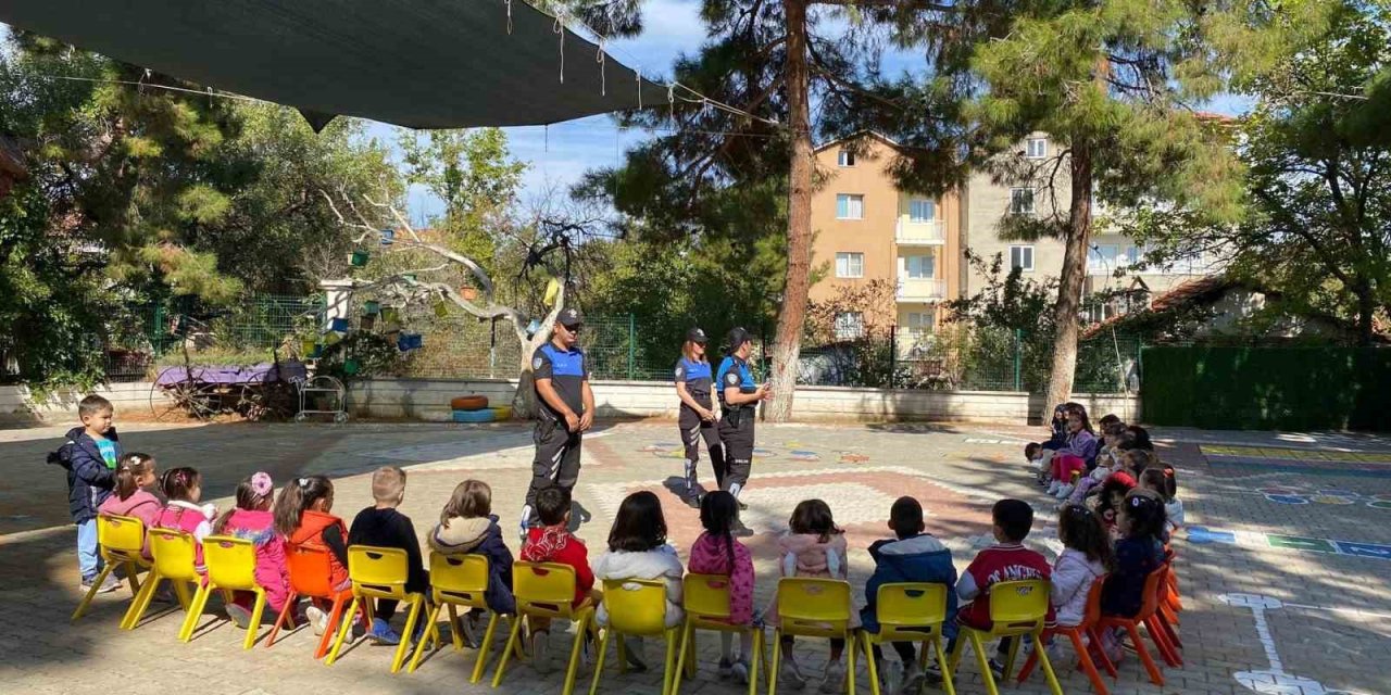 Acıpayam’da miniklere polis sevgisi, vatandaşa ise dolandırıcılık anlatıldı