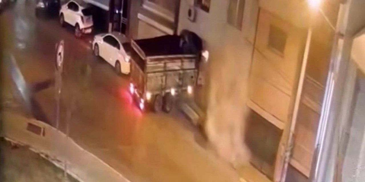 İzmir’de freni boşalan kamyon duvarı yıkıp eve girdi