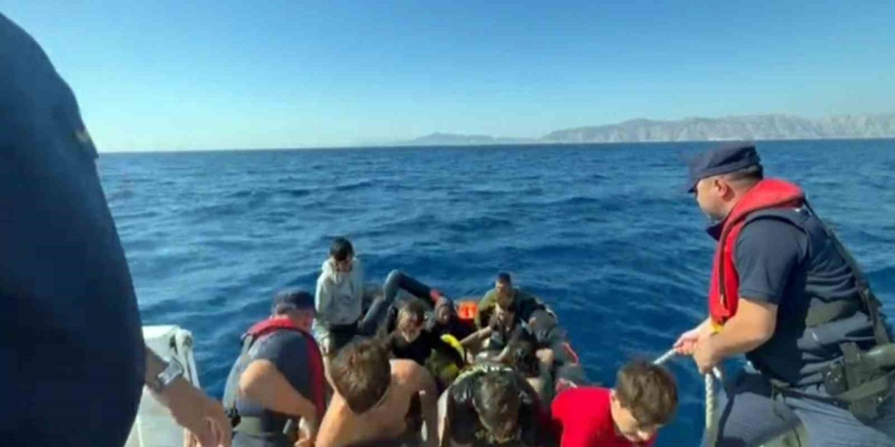 Yunanistan’ın geri ittiği 5’i çocuk 22 düzensiz göçmen kurtarıldı