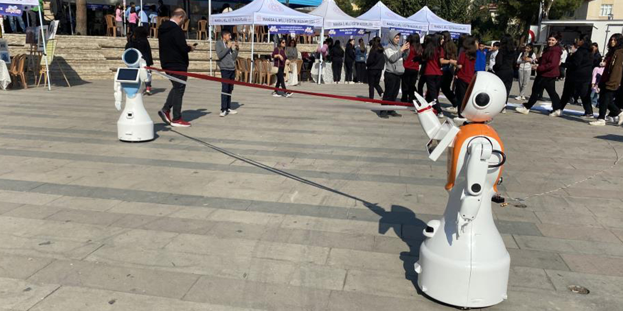 Zeybek oynayan robotlar ilgi odağı oldu