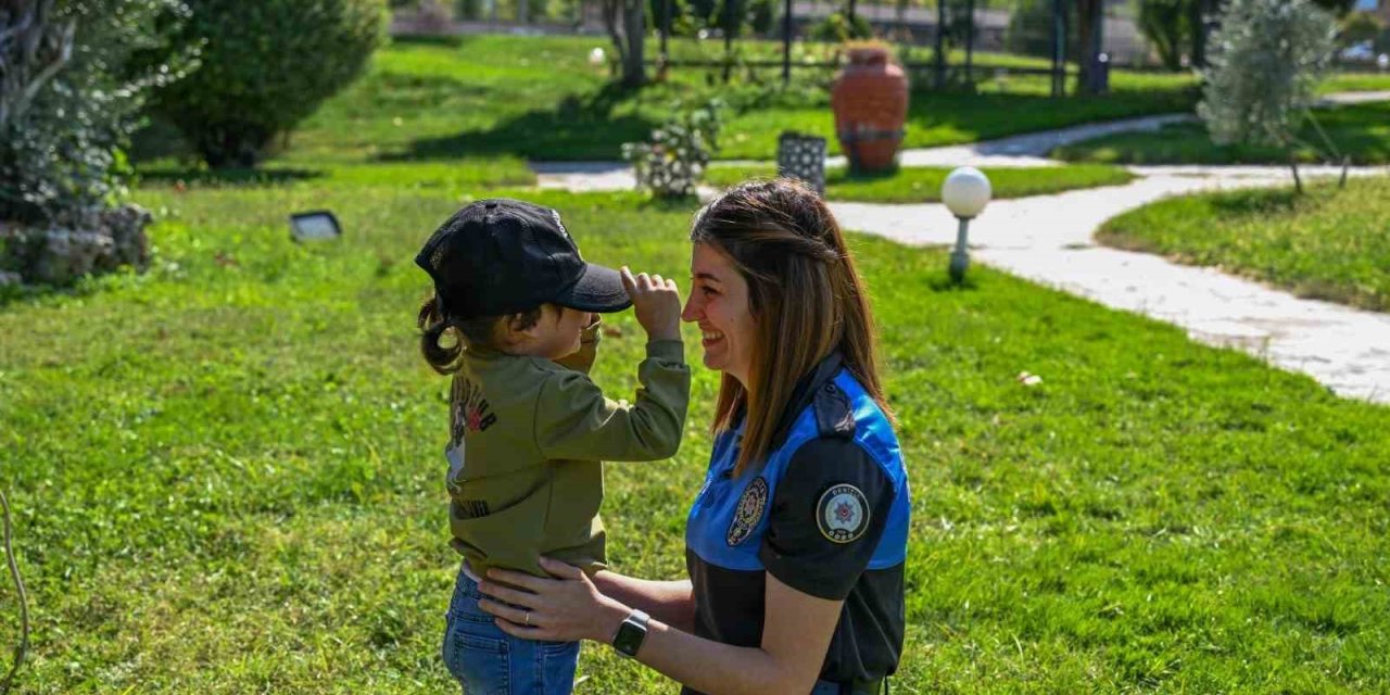 Çocukların yüzünü güldüren polis kalpleri ısıttı