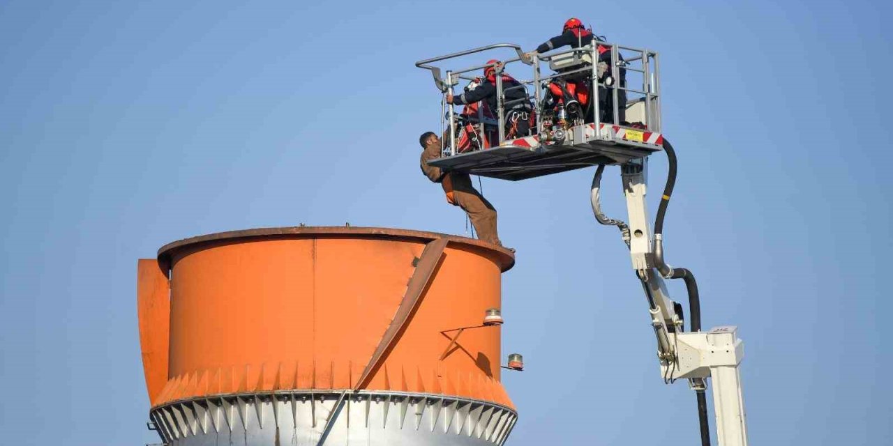 70 metrelik bacada mahsur kalan 2 işçi 4 saatlik operasyonla kurtarıldı