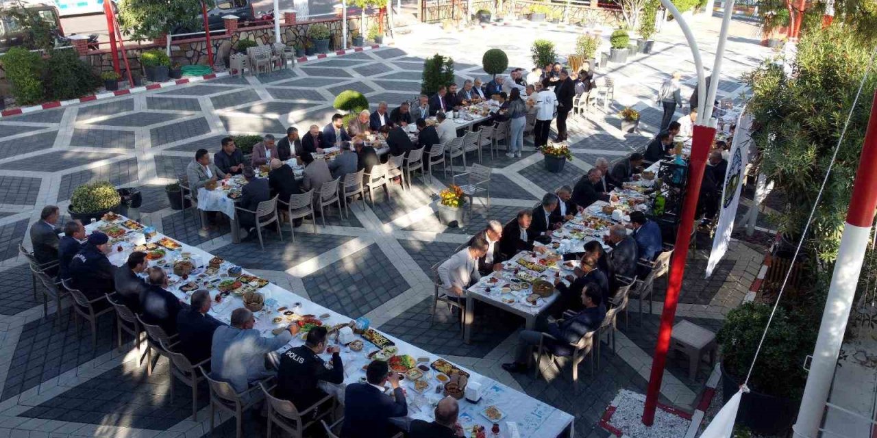 Başkan Özel, muhtarlarla kahvaltıda bir araya geldi