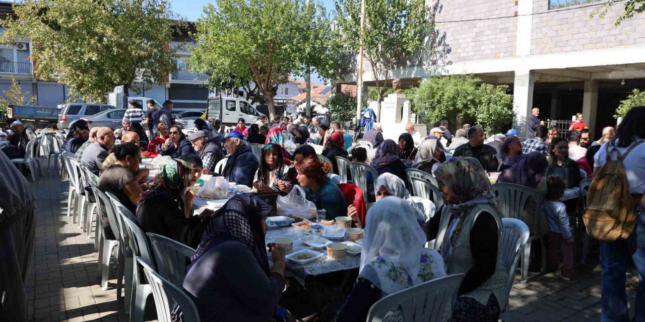 Köyün gençleri ve ihtiyar heyeti, tüm köyü aynı sofrada topladı