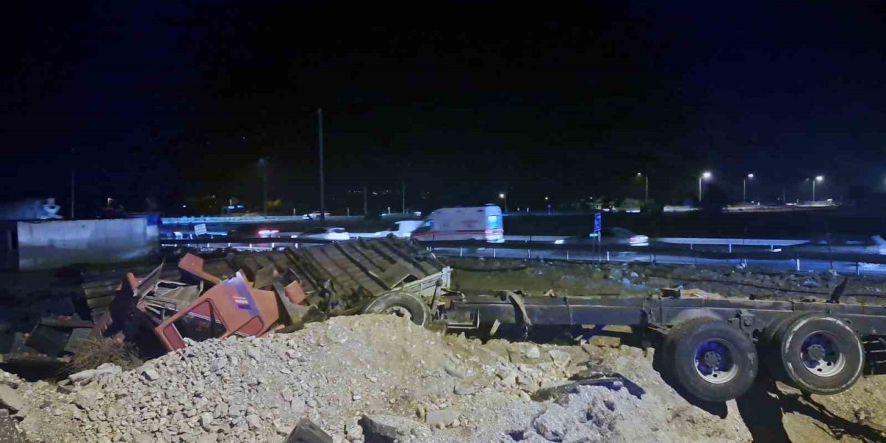 Nar yüklü TIR şarampole yuvarlandı